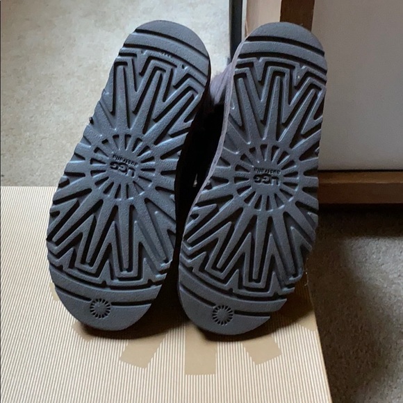 UGGS Bailey Button Triple Boot - Picture 5 of 5